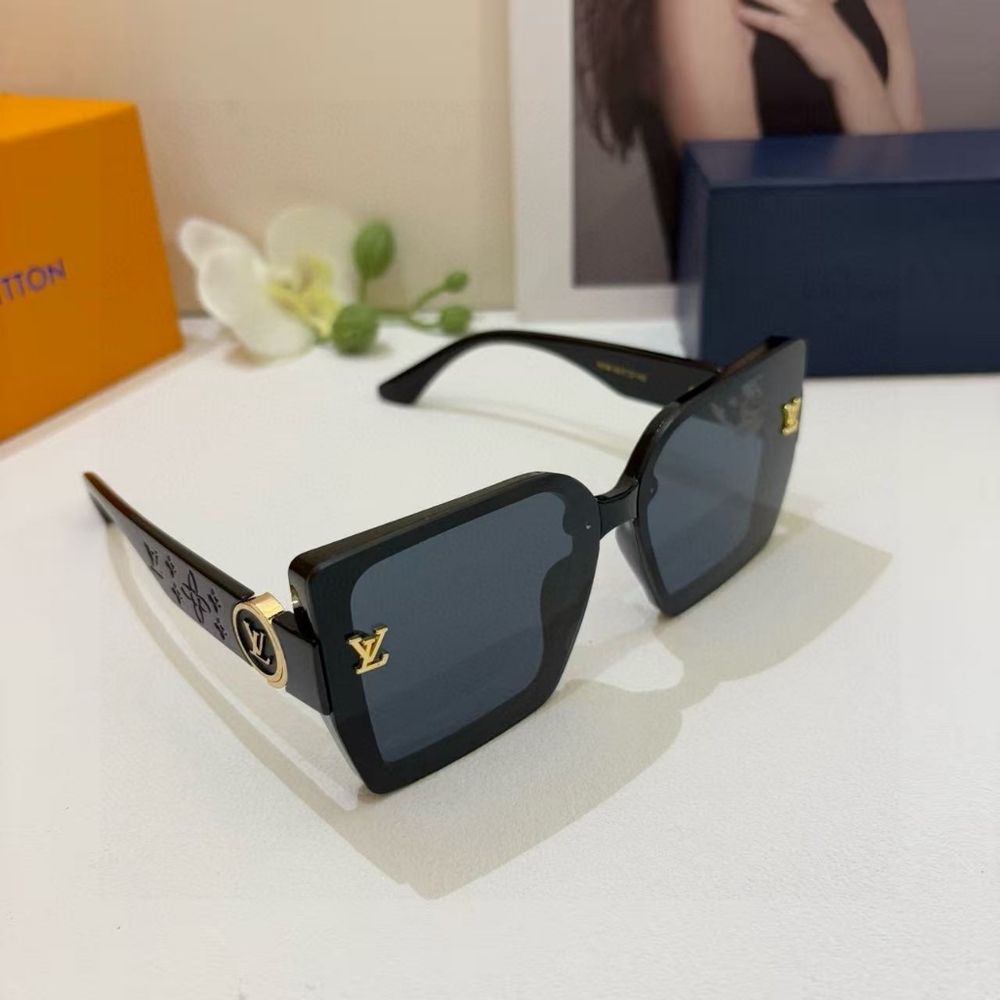 Louis Vuitton Square Black Sunglasses - Picture 4 of 8
